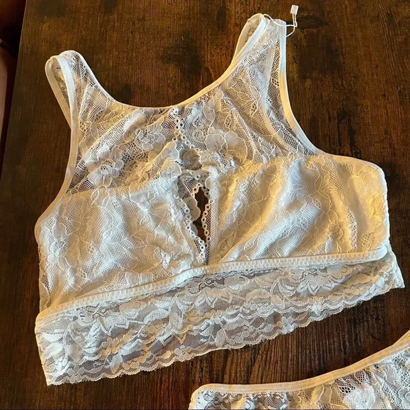 2 Piece white lace lingerie - Picture 4 of 15